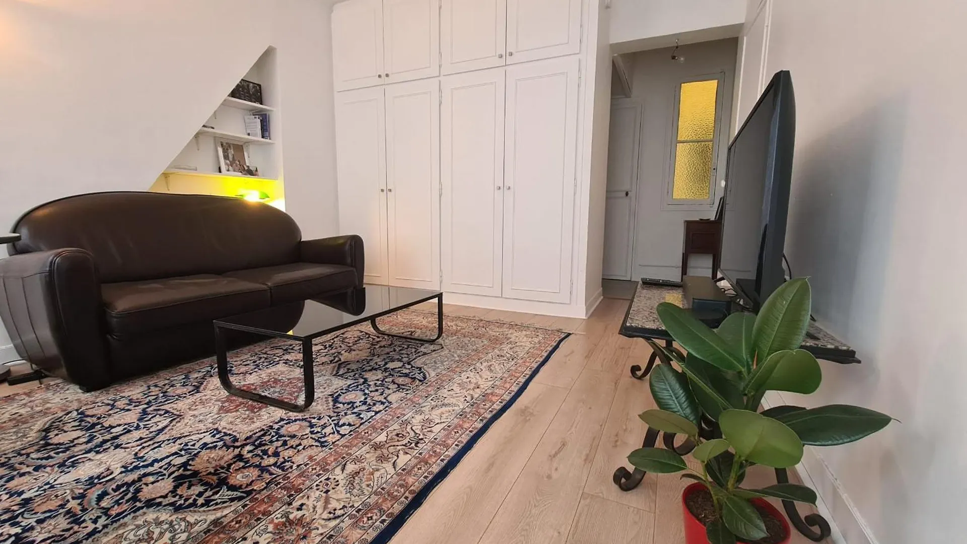 Charming Love Nest In Paris Lägenhet